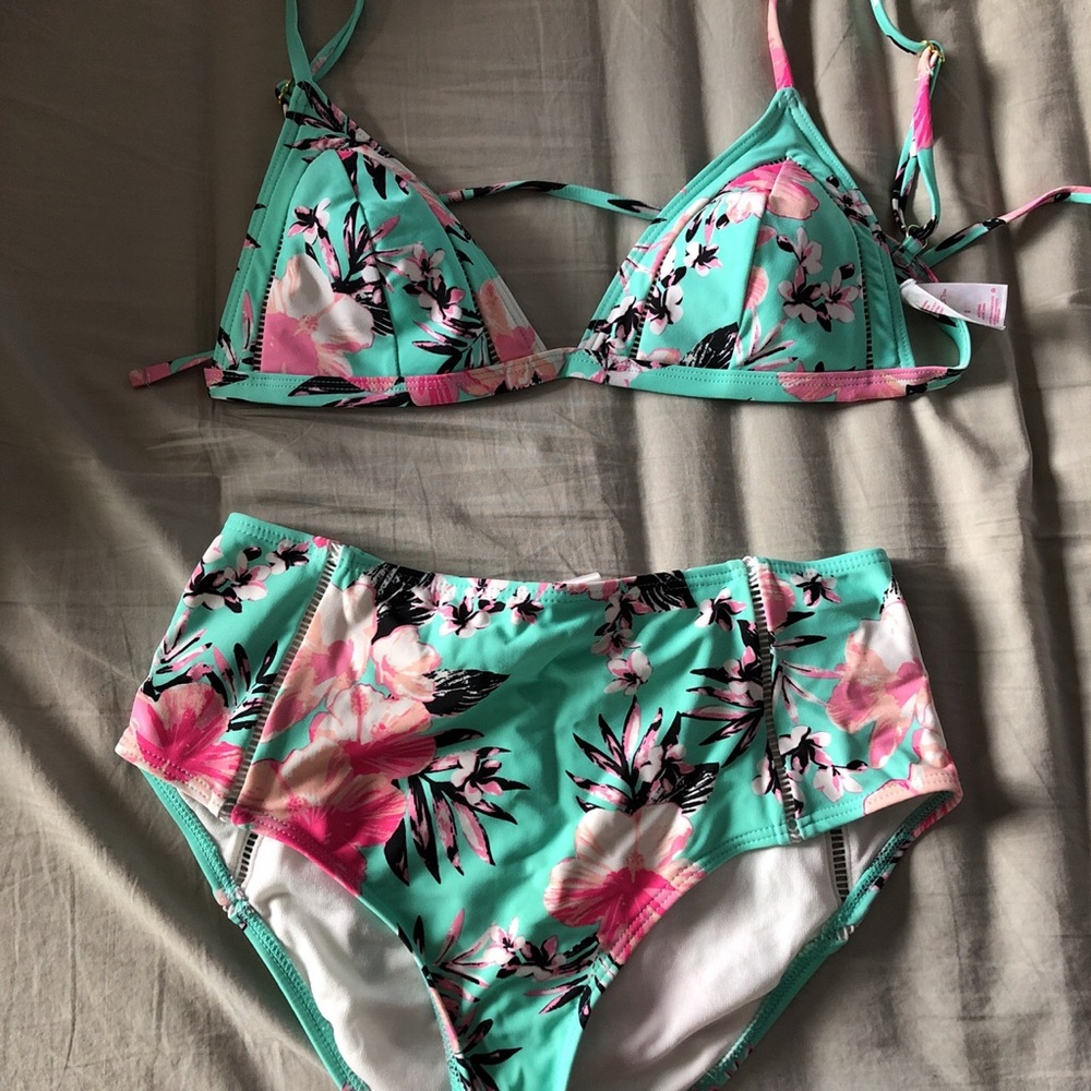 Super cute floral bikini!! 🌸